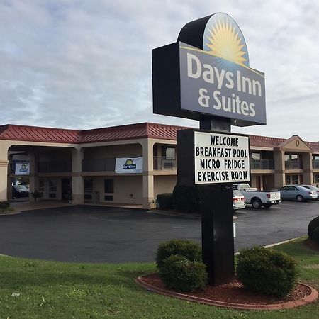 Days Inn & Suites By Wyndham Warner Robins Near Robins Afb Exterior photo