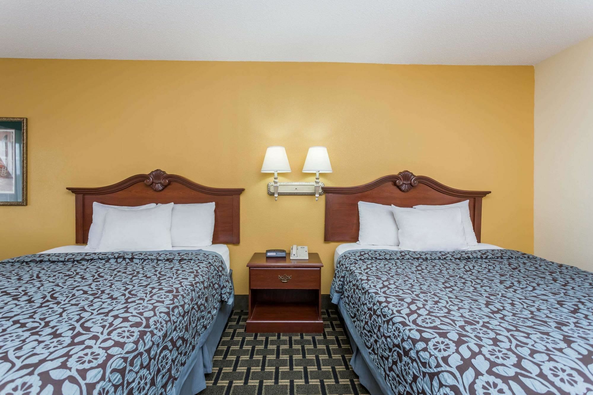Days Inn & Suites By Wyndham Warner Robins Near Robins Afb Exterior photo